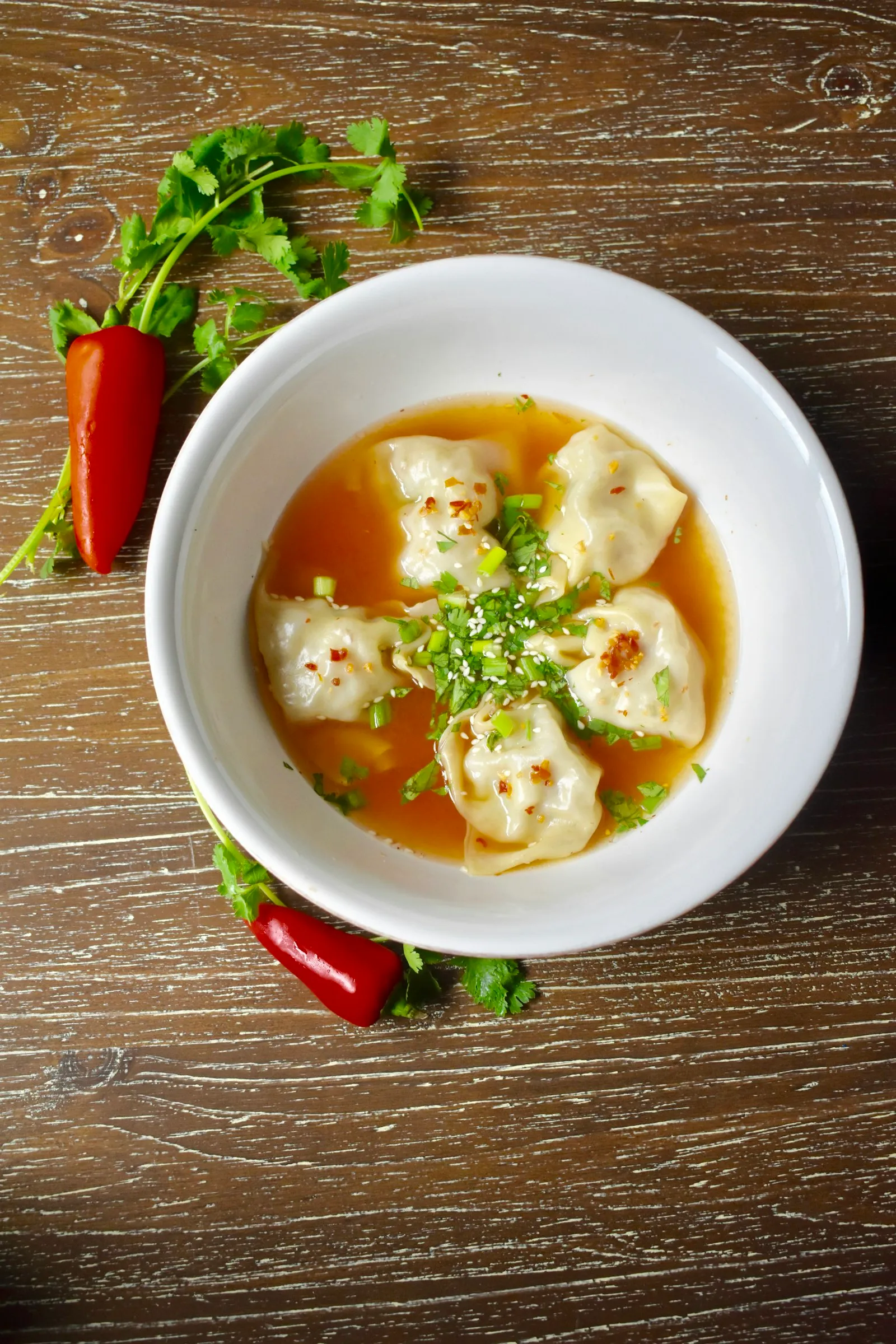 Wontonsuppe i en hvit skål